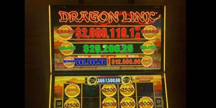 ผู้ชายครอบรถของเขาด้วยดีไซน์ของ Dragon Link, เกมโปรดของเขา