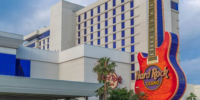 ผู้ชายยื่นคดีศาลต่อ Hard Rock Biloxi หลังเก้าอี้แตกที่เครื่องสล็อต