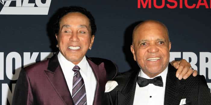 สําเนาที่แปล:
สําเร็จรูป Smokey Robinson ต้องเผชิญกับคดีฟ้องร้องทะยาน 50 ล้านดอลลาร์เนื่องจากการกล่าวหากรณียอดทิ้งลามกเพศ